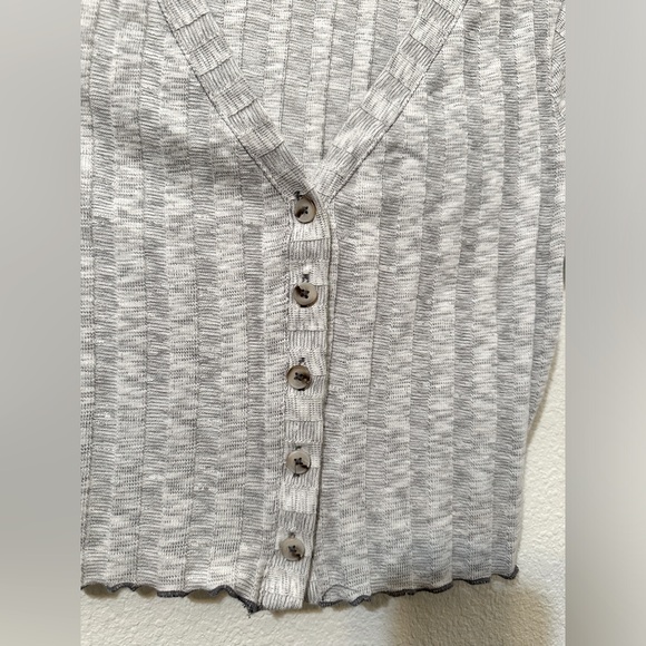 🍩EUC🍩 FOREVER 21 Gray Knit Crop Top Button Up Sweater V-Neck - Picture 6 of 8